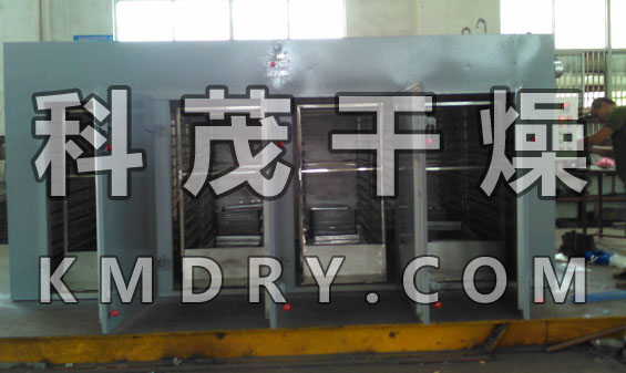 CT-C型系列熱風(fēng)循環(huán)烘箱配用低噪音耐高溫軸流風(fēng)機(jī)和自動(dòng)控溫系統(tǒng)，整個(gè)循環(huán)系統(tǒng)全封閉，使烘箱的熱效率從傳統(tǒng)的烘房3-