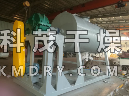 真空耙式真空干燥機(jī)也稱(chēng)為耙式真空干燥機(jī)，是傳導(dǎo)型動(dòng)態(tài)真空類(lèi)干燥設(shè)備，有軸熱式真空耙式干燥機(jī)、真空敲擊棒耙式干燥