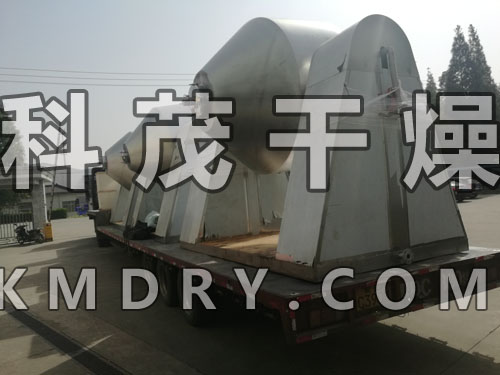 常州科茂干燥設(shè)備有限公司雙錐回轉(zhuǎn)真空干燥機(jī)集混合干燥為一體，簡(jiǎn)化了工作程序，內(nèi)部結(jié)構(gòu)簡(jiǎn)單，操作省時(shí)省力，油加熱